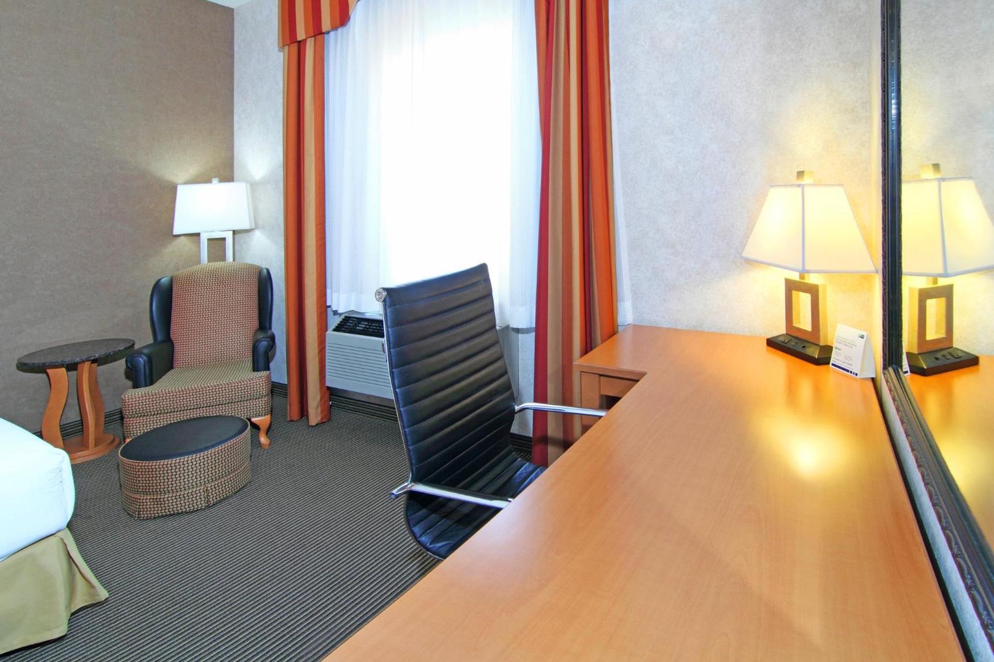 Holiday Inn Express Calgary South By Ihg Εξωτερικό φωτογραφία