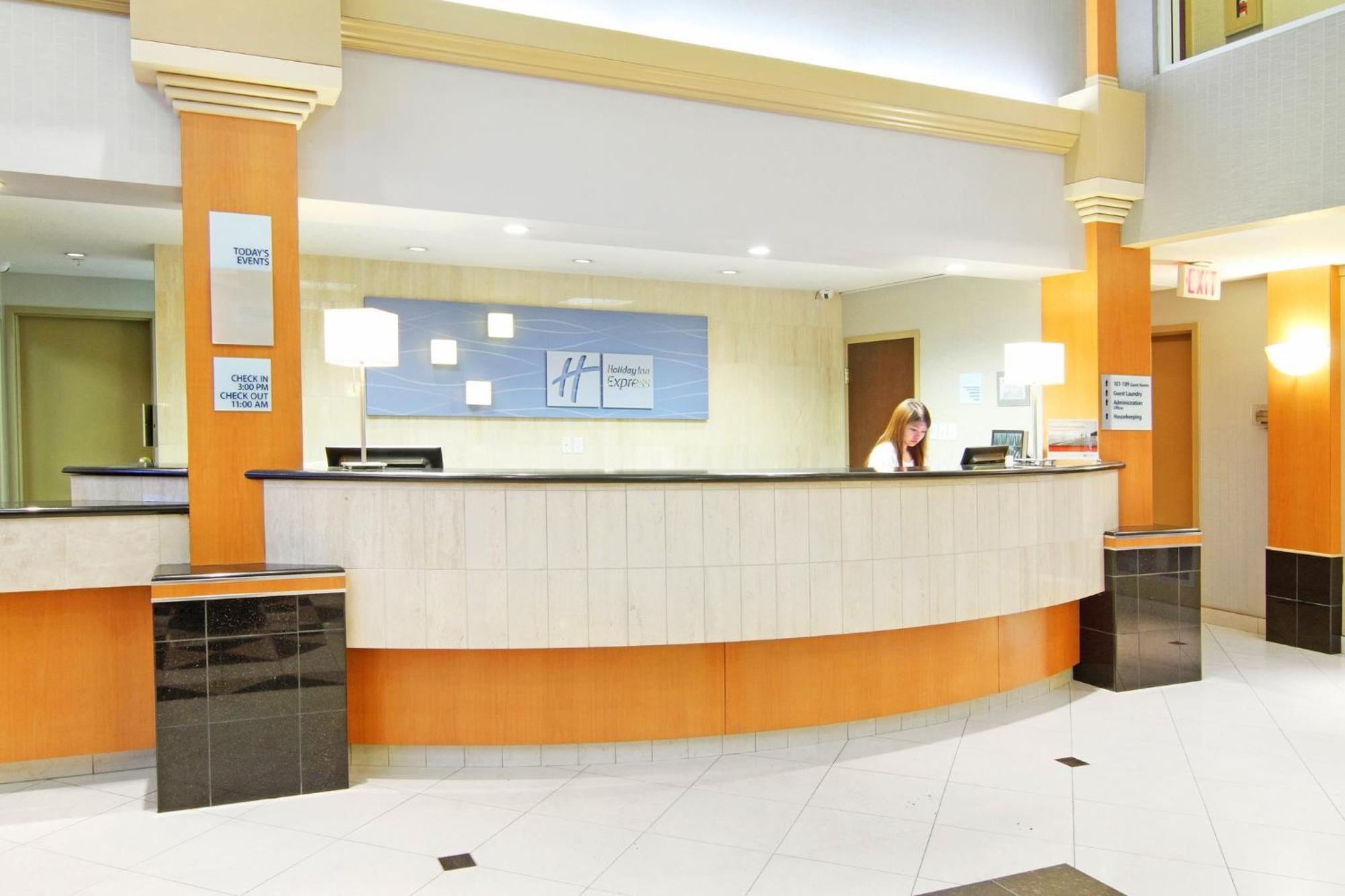 Holiday Inn Express Calgary South By Ihg Εξωτερικό φωτογραφία